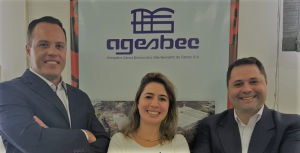 Jefferson Satyro, CEO da Agesbec, Cristina Guarizo, CFO do Grupo Drago, e Ricardo Drago, presidente do grupo