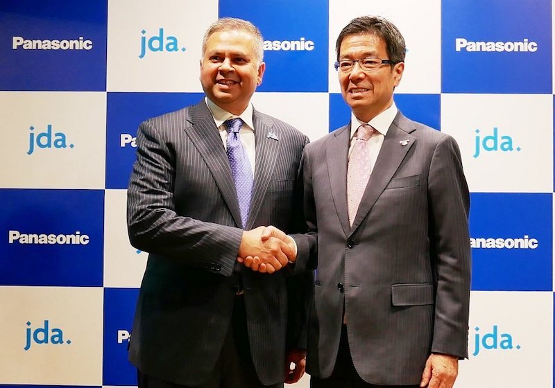 Da esquerda para a direita: Girish Rishi, CEO da Blue Yonder, e Yasuyuki Higuchi, CEO Panasonic Connected Solutions 