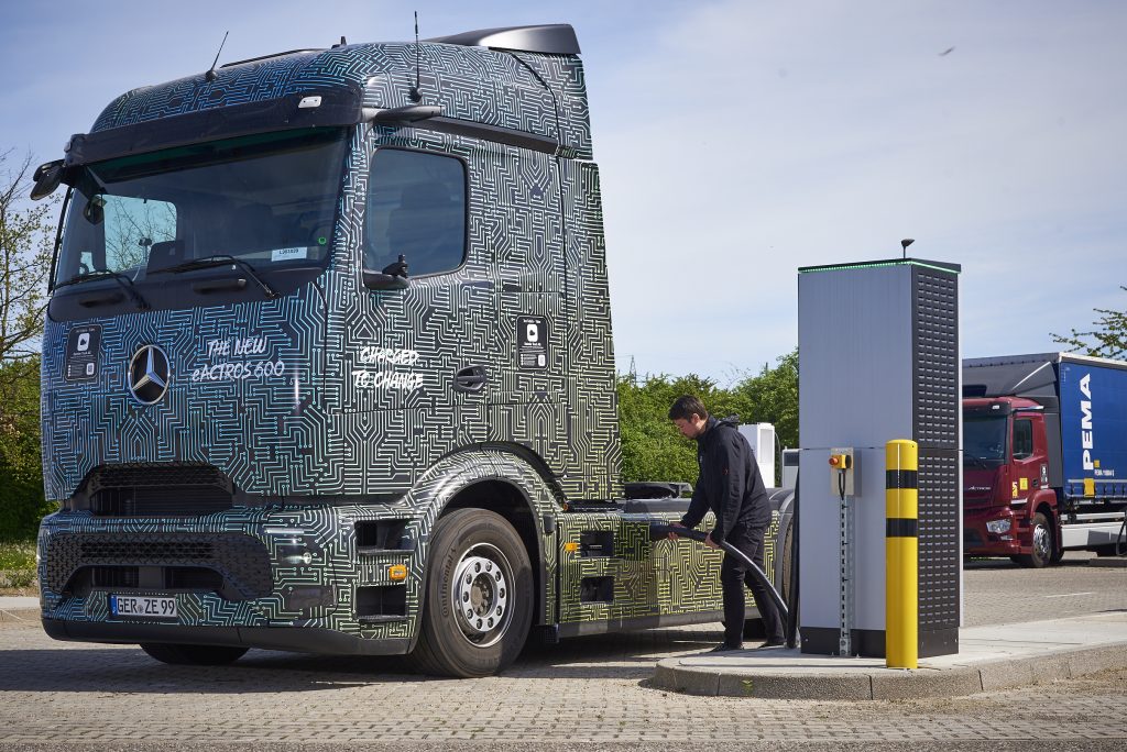 Mercedes-Benz Trucks testa com sucesso carregamento elétrico de 1.000 quilowatts do eActros 600